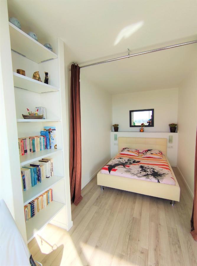 6 Appartements Et 4 Adresses A Mi-Chemin Entre Le Vieux Port Et L Ile De Re La Rochelle  Exterior photo