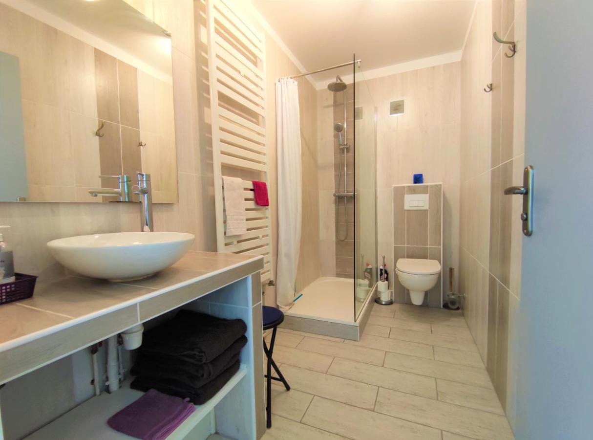 6 Appartements Et 4 Adresses A Mi-Chemin Entre Le Vieux Port Et L Ile De Re La Rochelle  Exterior photo